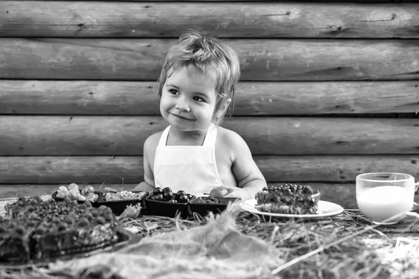 Malý chlapec jí zelené jablko — Stock fotografie