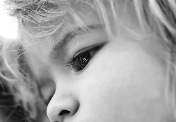 Lindos ojos marrones en la cara adorable del bebé niño — Foto de Stock