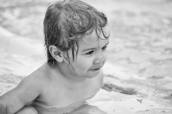 Bonito menino se senta em toboágua — Fotografia de Stock