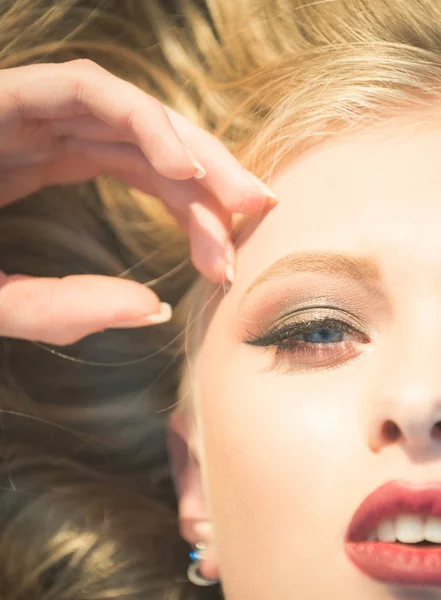 Sensual chica media cara con maquillaje y cabello rubio — Foto de Stock