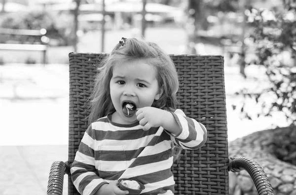 可爱的小宝贝男孩在露天咖啡馆吃美味的冰淇淋 — 图库照片
