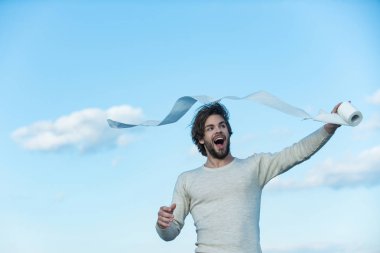 İç çamaşırı dağınık saçlı adam sabah.