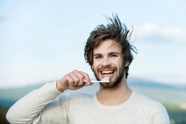 Sakal açık damat ile mutlu bir adam.