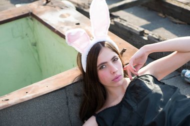 Gri asfalt zemin üzerine yalan Paskalya kız