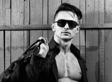 Çanta ve güneş gözlüklü adam