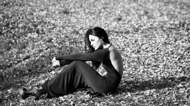 Açık havada oturan güzel kadın