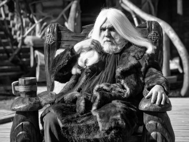 Ahşap kupa ile eski büyücü