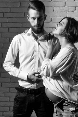 sakallı adam ve yuvarlak karın ile oldukça hamile kadın