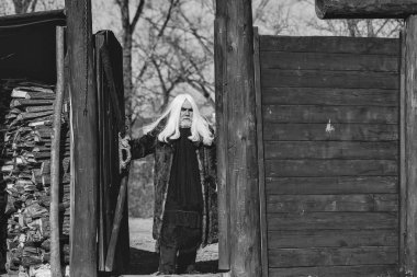 sakallı adam ahşap arka plan üzerinde