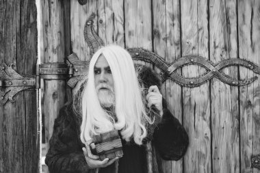 sakallı adam ahşap kupa ile