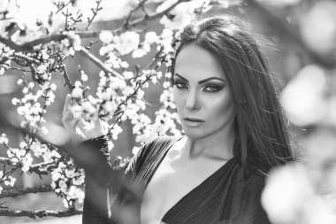 Bahar çiçeği kadınla