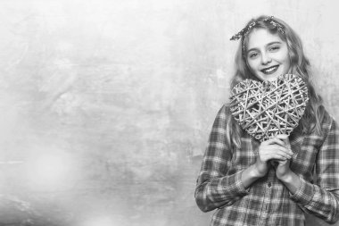 Sevgililer günü için hasır kalp mutlu güzel kız