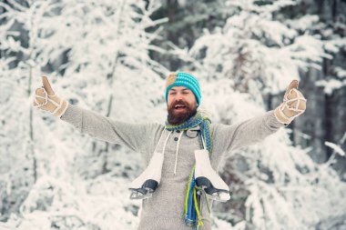 Sakallı mutlu adam tutun paten karlı kış orman, Noel