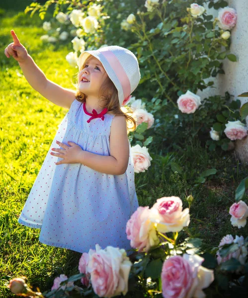 Lány kalap ujját a nyári kert — Stock Fotó