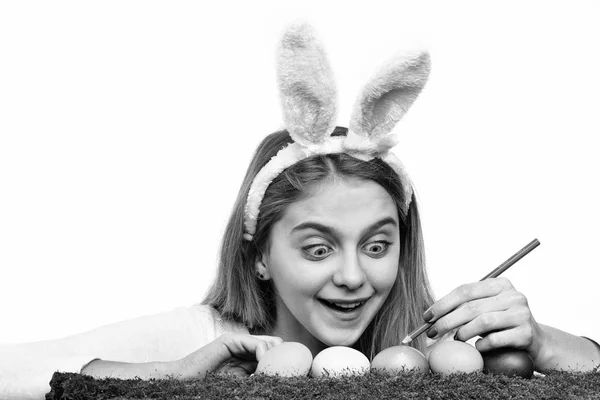 Щаслива великодня дівчина в вухах кролика з розфарбованими яйцями, олівець — стокове фото