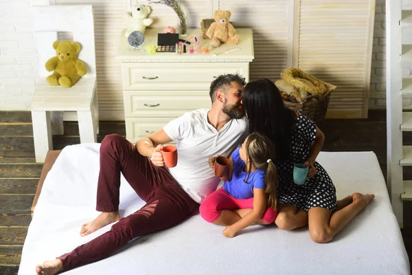 Mãe e pai beijando no apartamento — Fotografia de Stock
