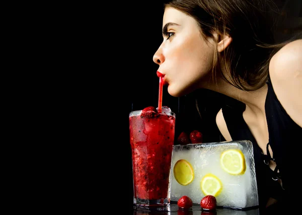 Young woman drink red cocktail with strawberry at ice cube — Stock Photo, Image