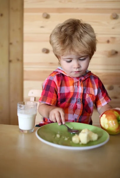 Çocuk ya da sarışın mutlu çocuk yeme elma. — Stok fotoğraf