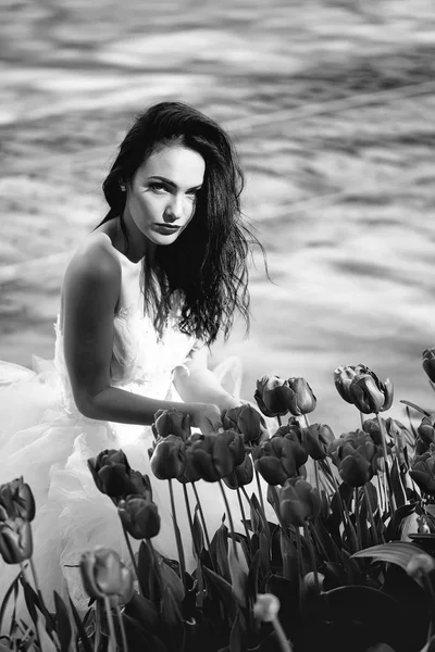 Bonita mujer de la boda cerca de tulipanes rojos — Foto de Stock