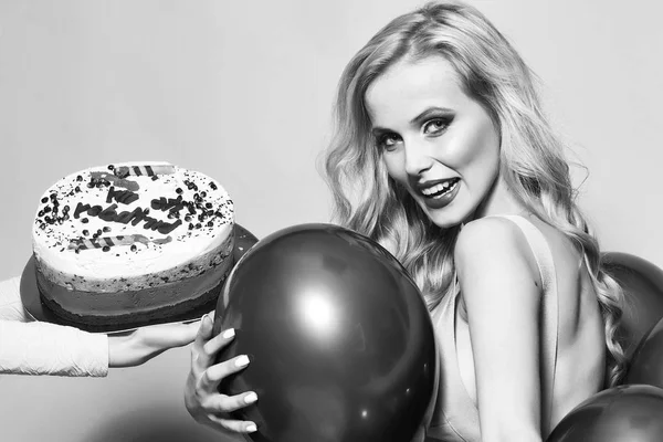 Happy woman with cake — Stock Photo, Image