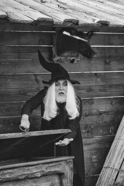 Старий чарівник біля дерев'яних скриньок або коробки стовбура — стокове фото