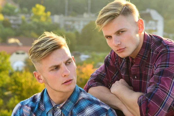 Hermanos gemelos hombre al aire libre, relaciones . — Foto de Stock