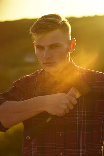 Dřevorubec chlap s ax na pozadí modré oblohy, camping — Stock fotografie