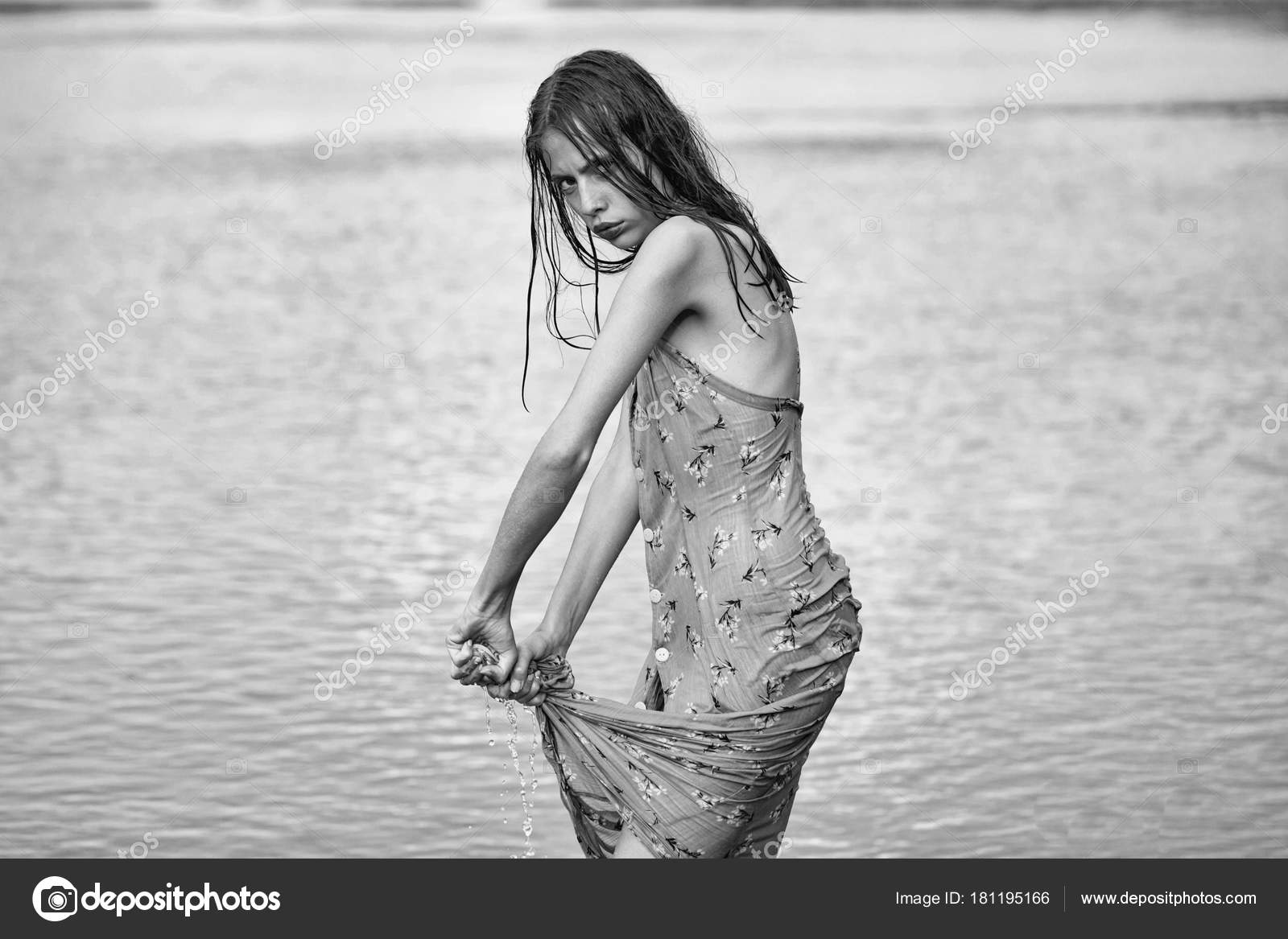 Женщины в мокрых платьях на улице. Почему мокрое платье становится узко. Почему мокрое платье становится узко. Виктория вишневецкая модель. Модель-красавица оливия калпо.