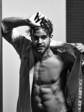 Yakışıklı adam kas gövde gösterir