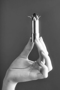 Kırmızı güllü kadın elleri