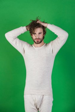 Uykusuzluk, enerji, uncombed saç ile tek.