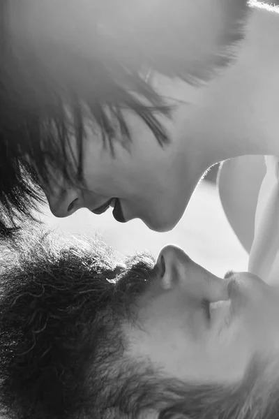 Γυναίκα προσποιείται να φιλί άνθρωπος — Φωτογραφία Αρχείου