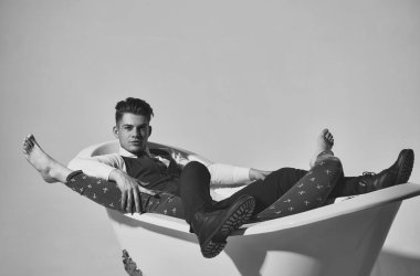 Yakışıklı adam ya da işadamı rahatlatıcı banyo kadın bacakları