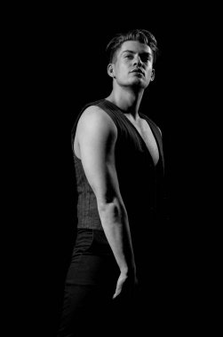 Yakışıklı adam poz düğmelerini açmak kas gövde ile yelek