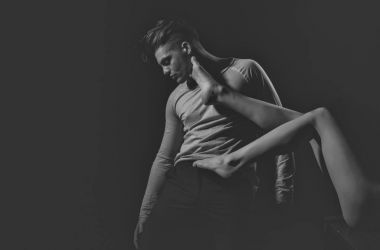 Yakışıklı adam dokunmadan seksi, çıplak, kadın bacakları