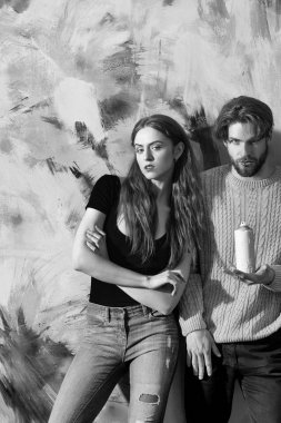 Sakallı adam veya ressam sprey şişe ve güzel kız