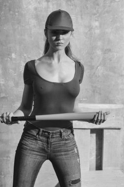 Yeşil sopası ile kırmızı şapkalı güzel kız