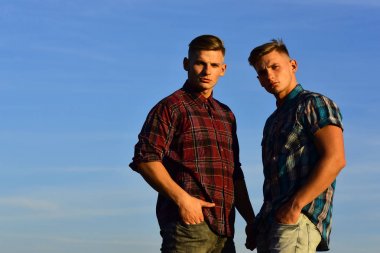 Günbatımında ya da gündoğumunda ikiz erkekler, arkadaşlık.