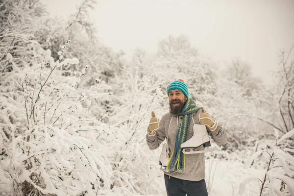 Homem de casaco térmico, barba quente no inverno . — Fotografia de Stock