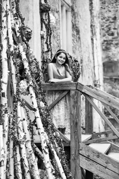 Χαμογελαστό κορίτσι σε σκαλοπάτια με floral διακόσμηση — Φωτογραφία Αρχείου