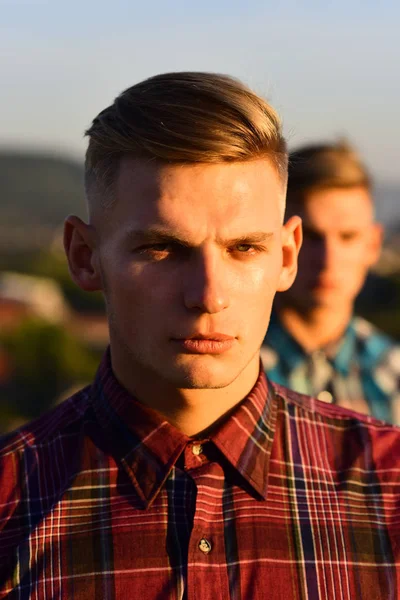 Mode portret van de jonge broer tweeling mannen model — Stockfoto