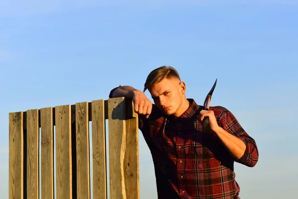 Hombre sostiene hacha con cara seria — Foto de Stock