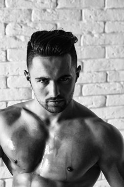 Yakışıklı adam veya kas maço, vücut geliştirmeci, seksi, kas gövde, gövdeli, altı bohça abs pozlar beyaz tuğla duvar ile