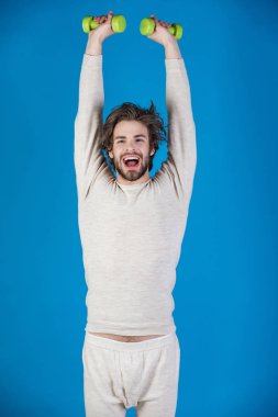 Sporcu, mavi zemin üzerine adam. Adam egzersiz yaptıktan sonra uyan, fitness. Barbell ile iç çamaşırı eğitim atlet. Enerji ve spor başarı, Koç. Sabah egzersiz ve sağlıklı yaşam tarzı.