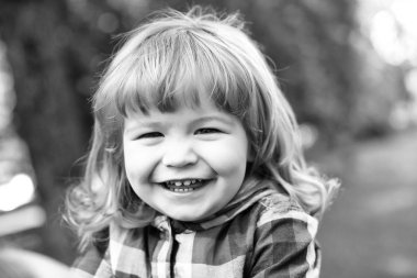 Yeşil doğal zemin üzerine mutlu küçük çocuk