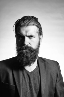 Uzun sakal ve bıyık Studio gri arka plan üzerinde siyah ceketli ile yakışıklı genç