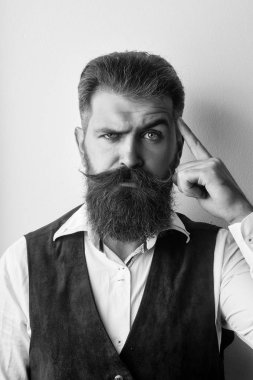 sakallı adam, acımasız beyaz hipster ciddi bir yüz ile