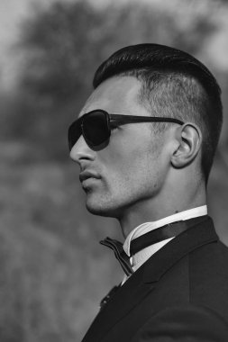 yakışıklı erkek takım elbise ve güneş gözlüğü