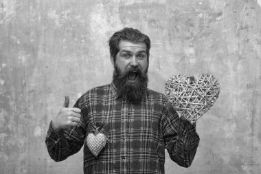 İki kalp ile mutlu adam sakallı