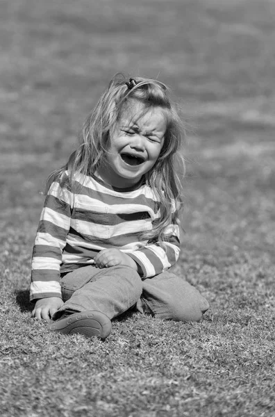 Mutsuz Şirin Bebek Çocuk Küçük Küçük Çocuk Crying Park Veya — Stok fotoğraf